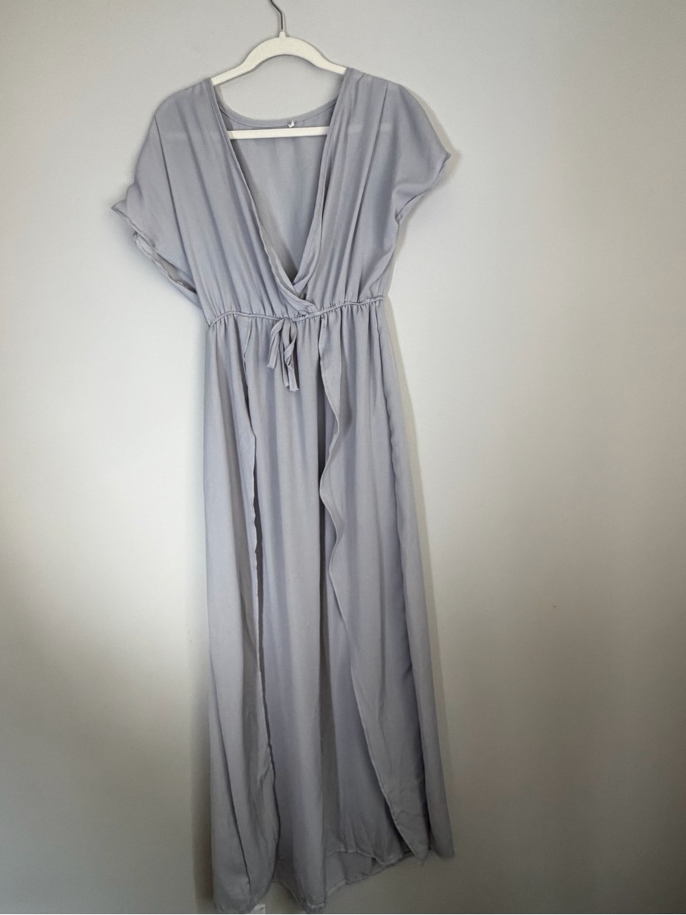 maxi dress with tie waist‎ and flutter sleeves